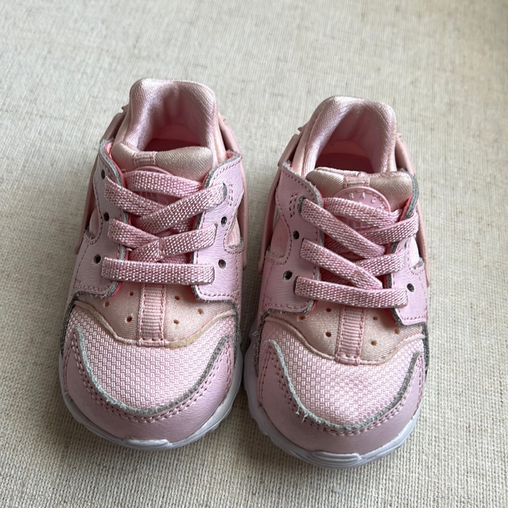 Nike huarache sneaker pink baby size 4c